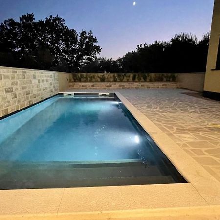 Ferienwohnung Mit Beheiztem Pool, 60 M Vom Strand 마슬레니차 외부 사진